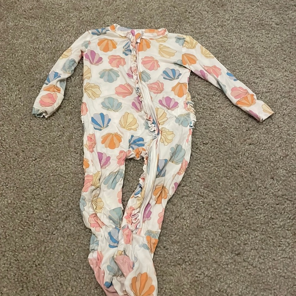 Posh peanut clamilla onesie. 9-12M. EUC!